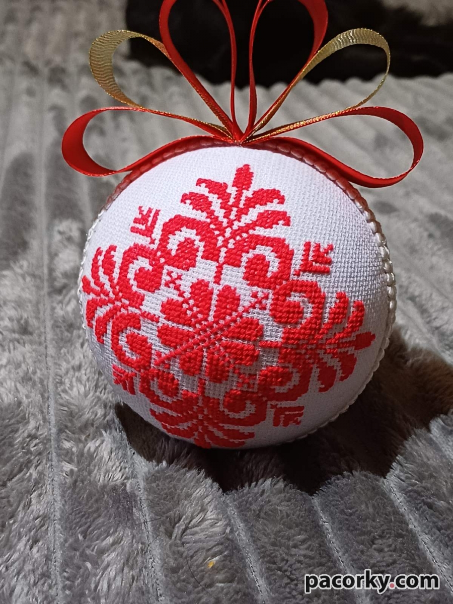 Вишита новорічна іграшка.
