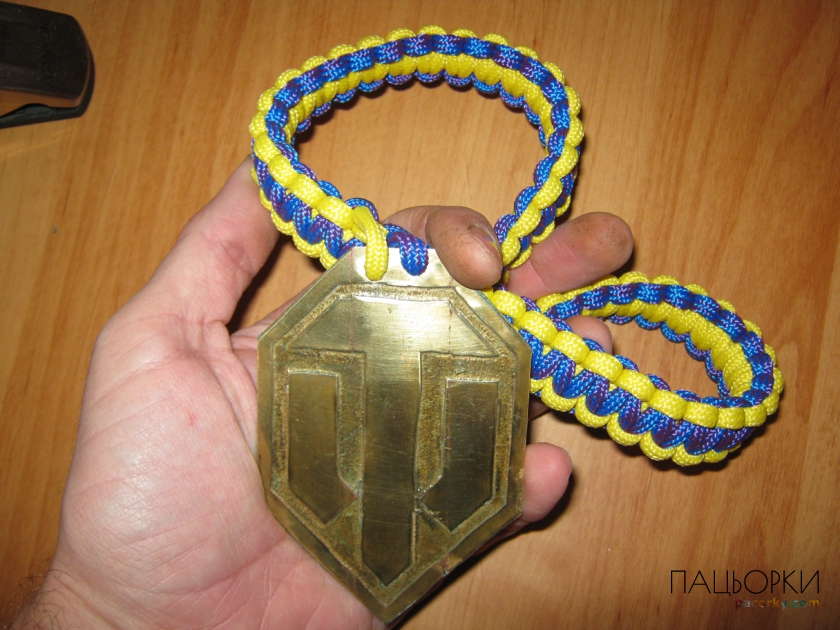 Знак World of Tanks з паракордом