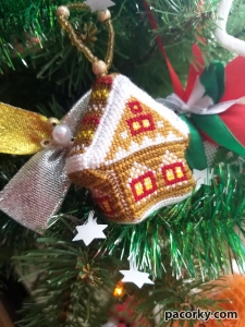 Вишита іграшка на ялинку