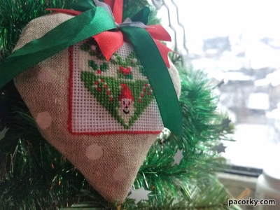 Вишиті іграшки на ялинку - сердечка.