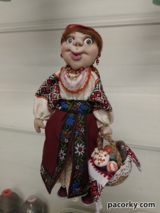 Кумася з великоднім кошиком