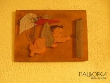 «Аист с ребенком из гвоздей и ниток»