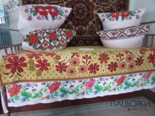 Підузорник на ліжко з вишивкою ручної роботи
