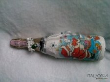 Декоровані пляшки з напоями