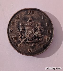 Годинник з дерева з Гербом України