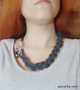 Сірий ларіат з бісеру