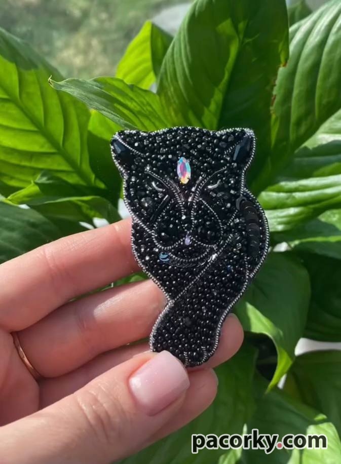 Брошка "Пантера" з бісеру